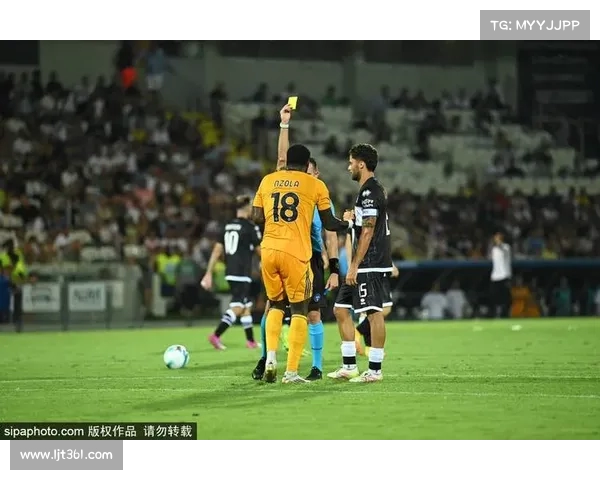 马内遭直红罚下 C罗不满判罚怒批裁判决策